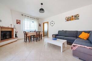 Apartamento familiar, varias habitaciones, 2 baños (Bianca Olive House - Alberobello) | Zona de estar | Televisión de pantalla plana de 21 pulgadas con canales digitales