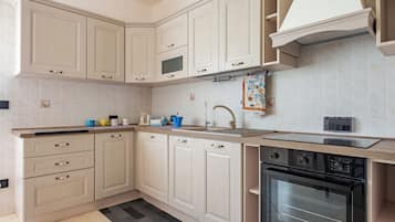 Family Apartment, Multiple Bedrooms, 2 Bathrooms (Bianca Olive House - Alberobello) | Dapur peribadi | Peti sejuk, ketuhar, dapur, mesin basuh pinggan mangkuk