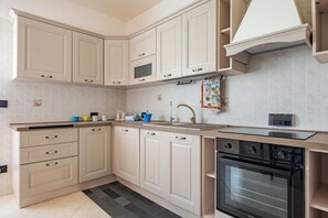 Family Apartment, Multiple Bedrooms, 2 Bathrooms (Bianca Olive House - Alberobello) | Private kitchen | Fridge, microwave, oven, stovetop - Bianca Olive House - Alberobello (Alberobello)