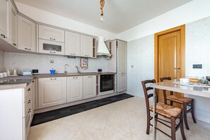 Family Apartment, Multiple Bedrooms, 2 Bathrooms (Bianca Olive House - Alberobello) | Private kitchen | Fridge, microwave, oven, stovetop - Bianca Olive House - Alberobello (Alberobello)