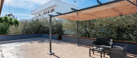 Familienapartment, Mehrere Schlafzimmer, 2 Bäder (Bianca Olive House - Alberobello) | Terrasse/Patio