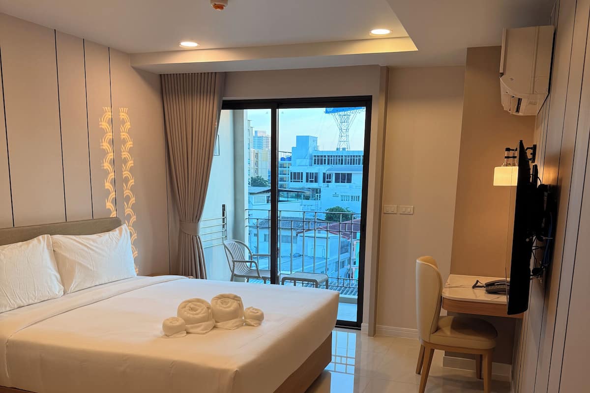 Family Double Room | Premium bedding, desk, free WiFi, bed sheets