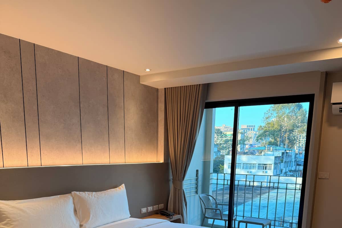 Exclusive Double Room | Premium bedding, desk, free WiFi, bed sheets