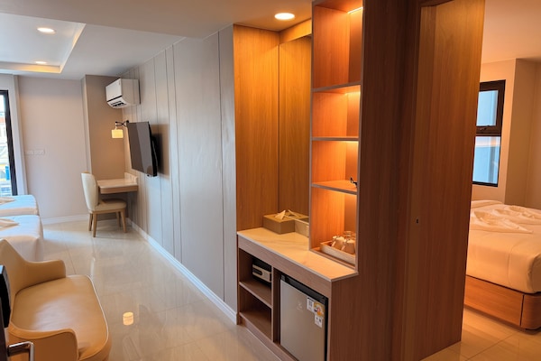 Ropa de cama de alta calidad, escritorio, wifi gratis y ropa de cama