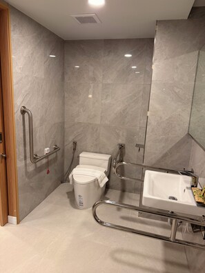 Phòng đôi Exclusive | Phòng tắm | Buồng tắm vòi sen, vòi sen phun mưa, máy sấy tóc, khăn tắm 