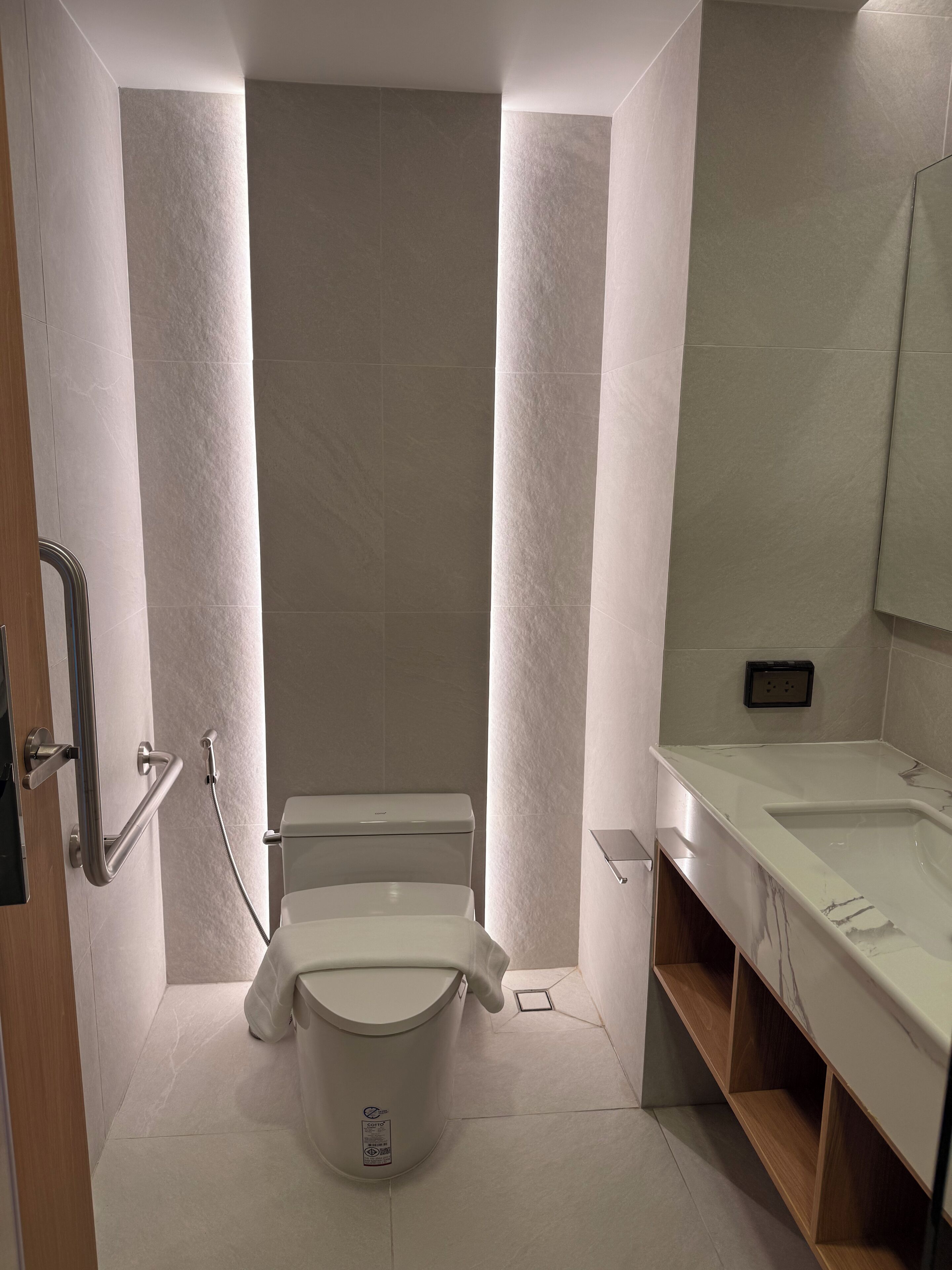 Family Double or Twin Room | Bathroom | Shower, rainfall showerhead, hair dryer, towels