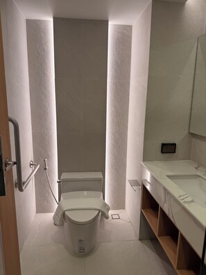 Family Double or Twin Room | Bathroom | Shower, rainfall showerhead, hair dryer, towels - Aston Hotel Pattaya (Pattaya)