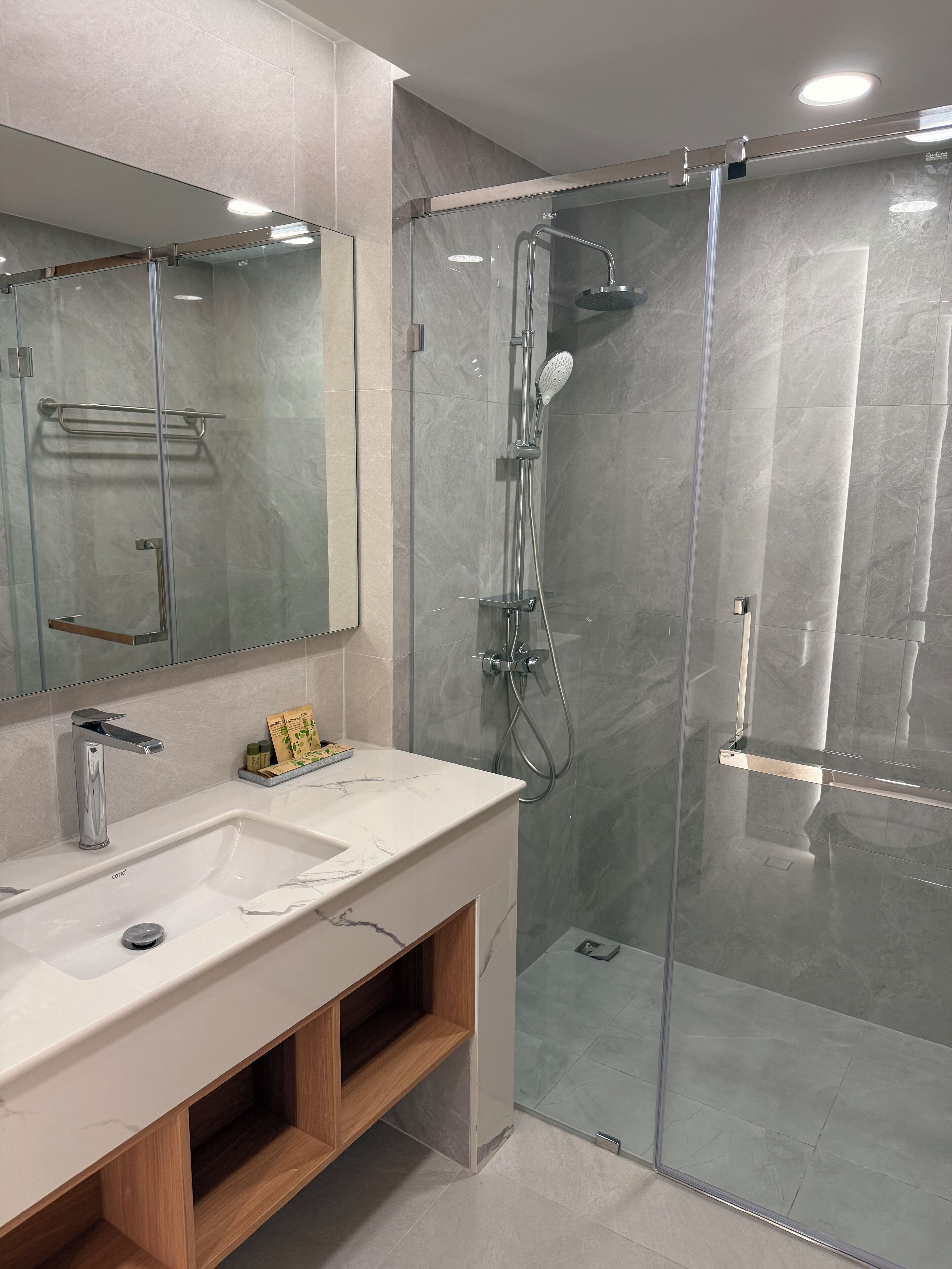 Family Double Room | Bathroom | Shower, rainfall showerhead, hair dryer, towels