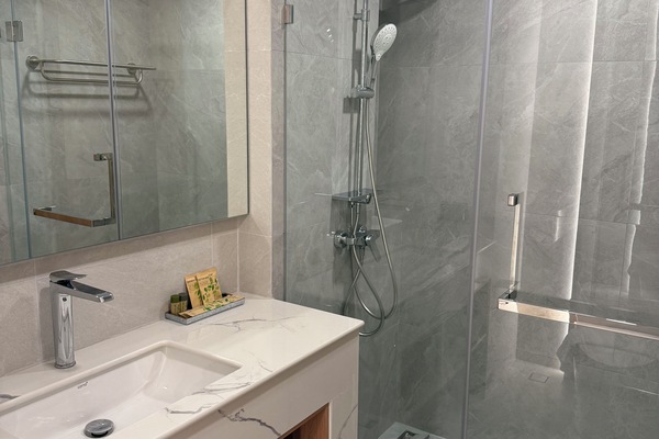 Family Double Room | Bathroom | Shower, rainfall showerhead, hair dryer, towels
