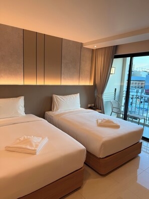 Phòng 2 giường đơn Deluxe | Bộ đồ giường cao cấp, bàn, truy cập Internet không dây miễn phí 