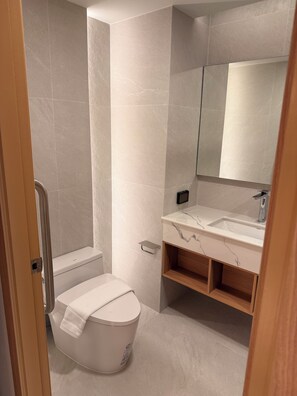 Deluxe Twin Room | Bathroom - Aston Hotel Pattaya (Pattaya)