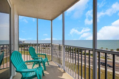 Dazzling Sunsets! Unforgettable 7th Floor Gulf Views! Walk To Beach, Beach Gear, Free Parking & WiFi