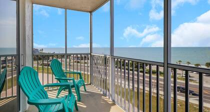 Dazzling Sunsets! Unforgettable 7th Floor Gulf Views! Walk To Beach, Beach Gear, Free Parking & WiFi