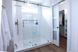 Dusche, Haartrockner, Handtücher