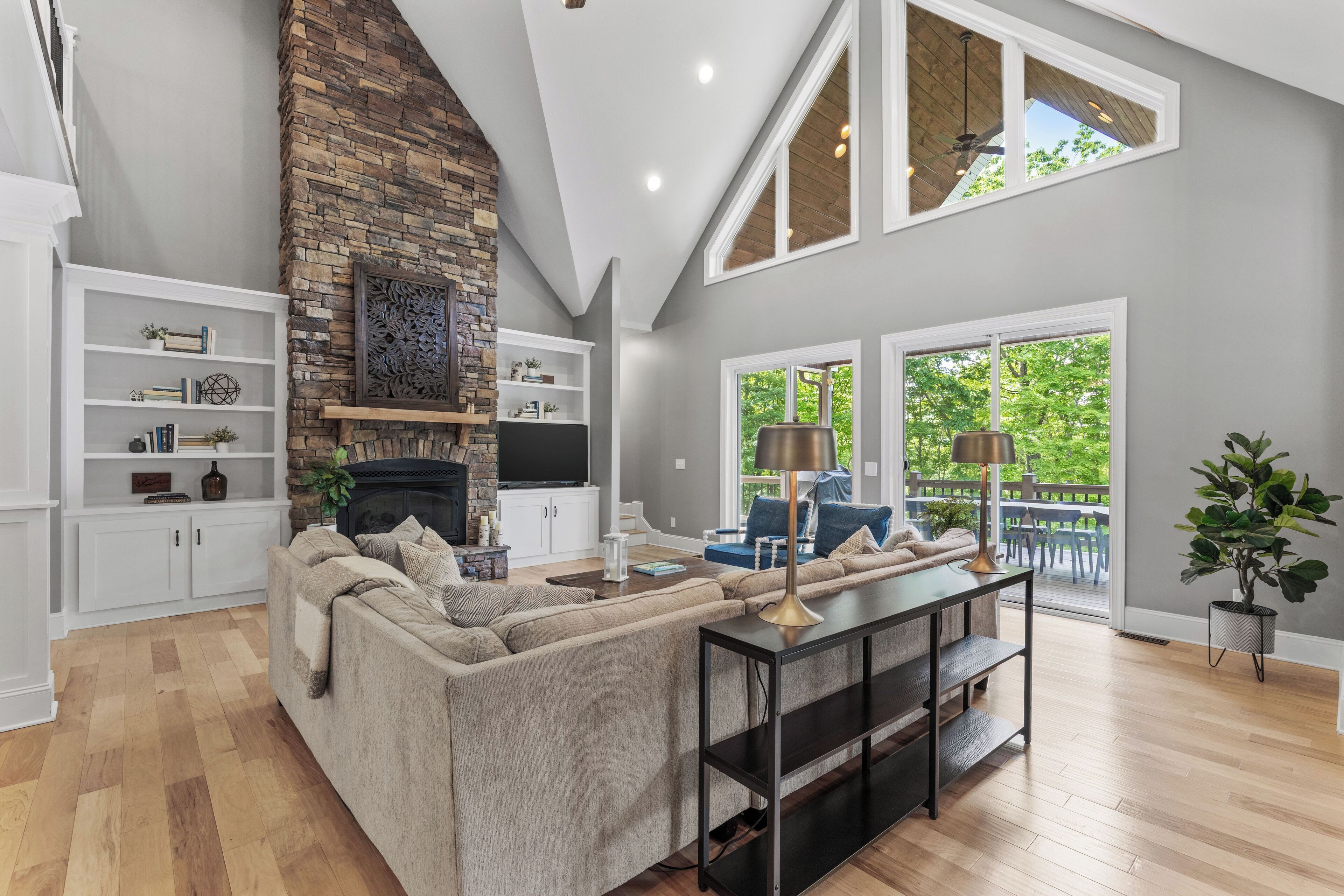 Smart TV, chimenea, videojuegos y futbolito 