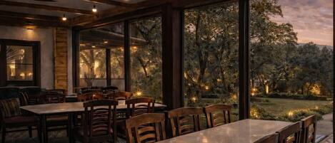 Minibar, skrivebord for bærbar PC, wi-fi (inkludert) og sengetøy