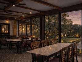 Minibar, espacio para trabajar con laptop, wifi gratis y ropa de cama 