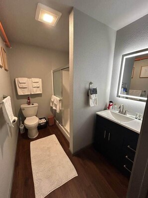 Hårføner, såpe og toalettpapir