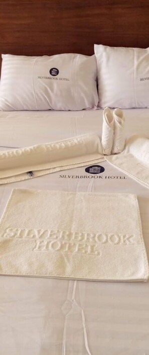 家庭三人房 | 免费 WiFi、床单