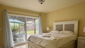 4 bedrooms, iron/ironing board, free WiFi, bed sheets - Cozy 4BR Home in Mountain View (Mountain View)