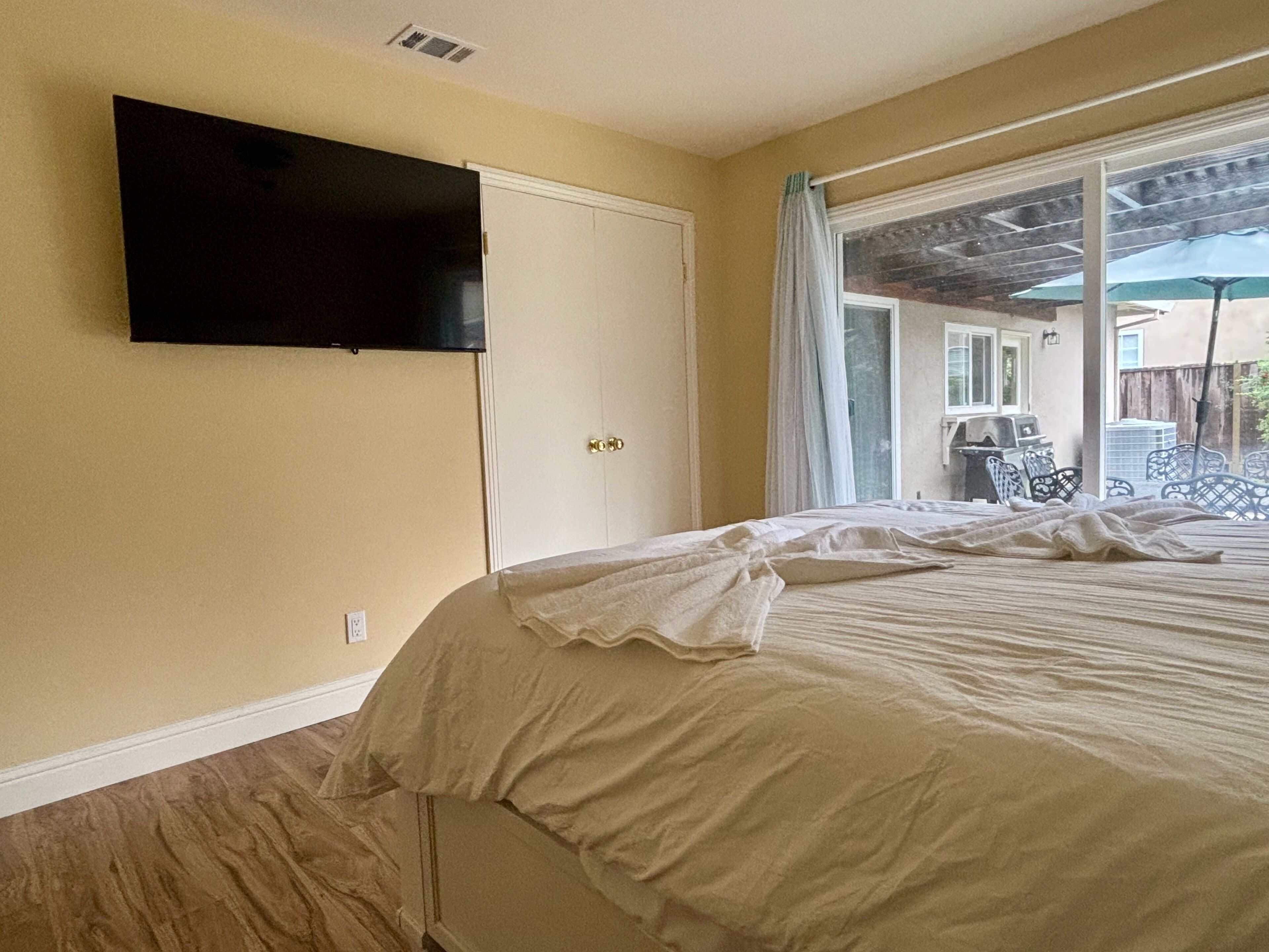 4 makuuhuonetta, silitysrauta/-lauta, ilmainen Wi-Fi, vuodevaatteet