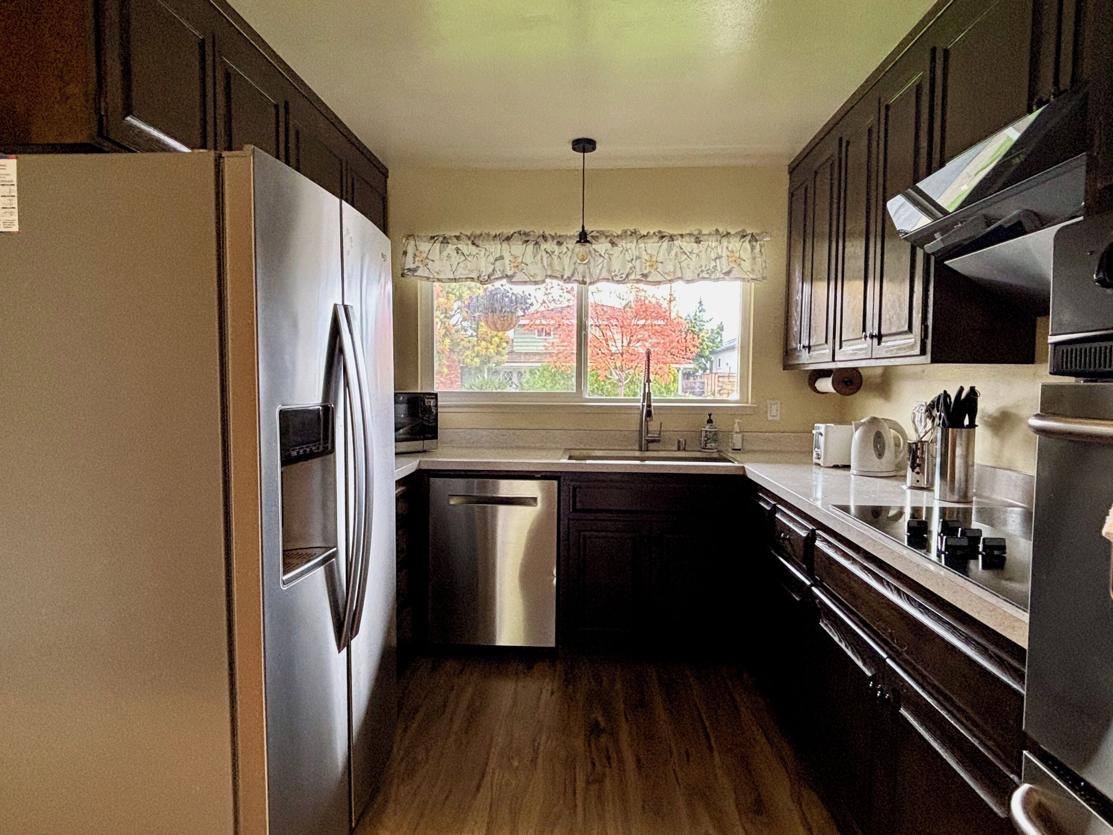 Jääkaappi, mikroaaltouuni, uuni, liesi