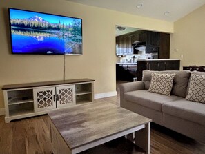 Living area - Cozy 4BR Home in Mountain View (Mountain View)