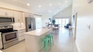 Interior - Sunset Cove Condo 314 Beach View Bliss-2-Bedroom 3rd Floor Beach/Pool View (George Town)