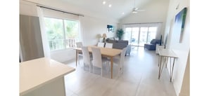 Interior - Sunset Cove Condo 314 Beach View Bliss-2-Bedroom 3rd Floor Beach/Pool View (George Town)