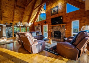 TV - Smoky Mtn Cabin w/ Hot Tub, Views & Firepit (Sevierville)