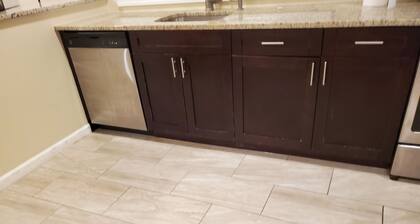 Beautiful Cozy 2-bedroom apartment in Linden with AC