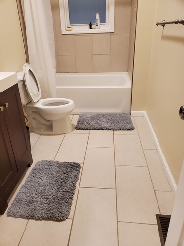 Beautiful Cozy 2-bedroom apartment in Linden with AC