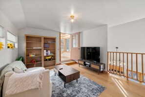 Een smart-tv, een open haard, videogames en een dvd-speler