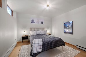 4 slaapkamers, een bureau, een strijkplank/strijkijzer, reisbedje