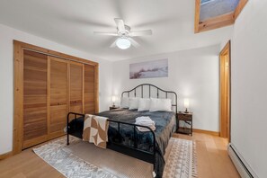 4 bedrooms, desk, iron/ironing board, travel cot - The Catskill Burrow: Mystical Nature Escape Awaits w/ Sauna, SPA & Home Theater (Bloomville)
