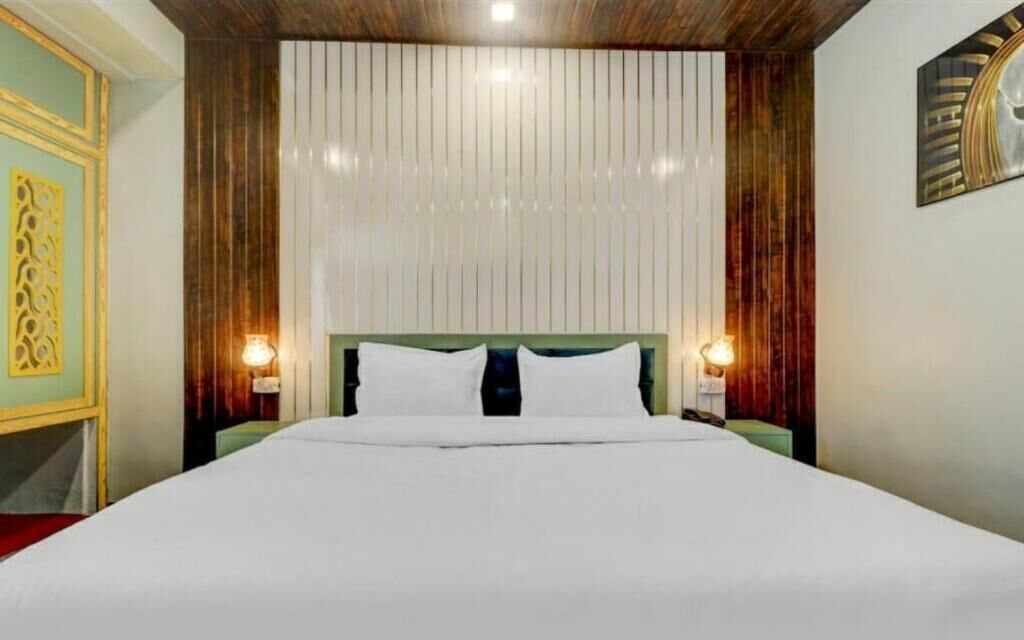 In-room safe, soundproofing, iron/ironing board, free WiFi