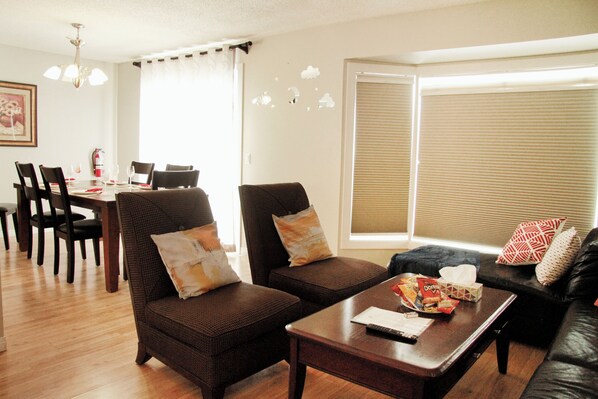 Dining - I @Home Entire 4BR3BA House/YYC/Parking/BBQ (Calgary)