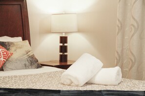 4 bedrooms, iron/ironing board, WiFi, bed sheets - I @Home Entire 4BR3BA House/YYC/Parking/BBQ (Calgary)