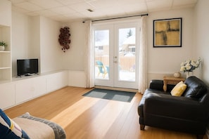 Smart TV - I @Home Entire 4BR3BA House/YYC/Parking/BBQ (Calgary)