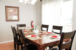 Dining - I @Home Entire 4BR3BA House/YYC/Parking/BBQ (Calgary)