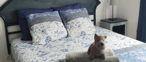 Strykejern/-brett, reiseseng for barn og sengetøy