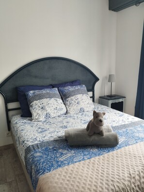 Tabla de planchar con plancha, cuna de viaje y ropa de cama 