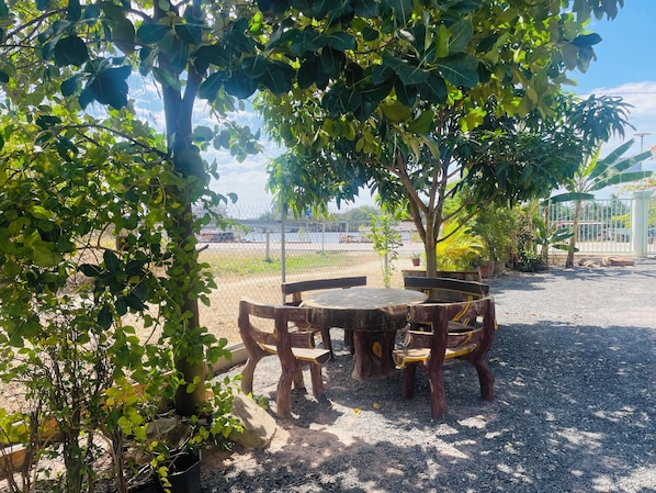 Outdoor dining - AHHA River Breeze Kampot  (Kampot)