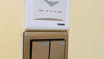 Een bedieningspaneel aan de muur, met een keypad van SIMAN en een schakelaar van SGT.