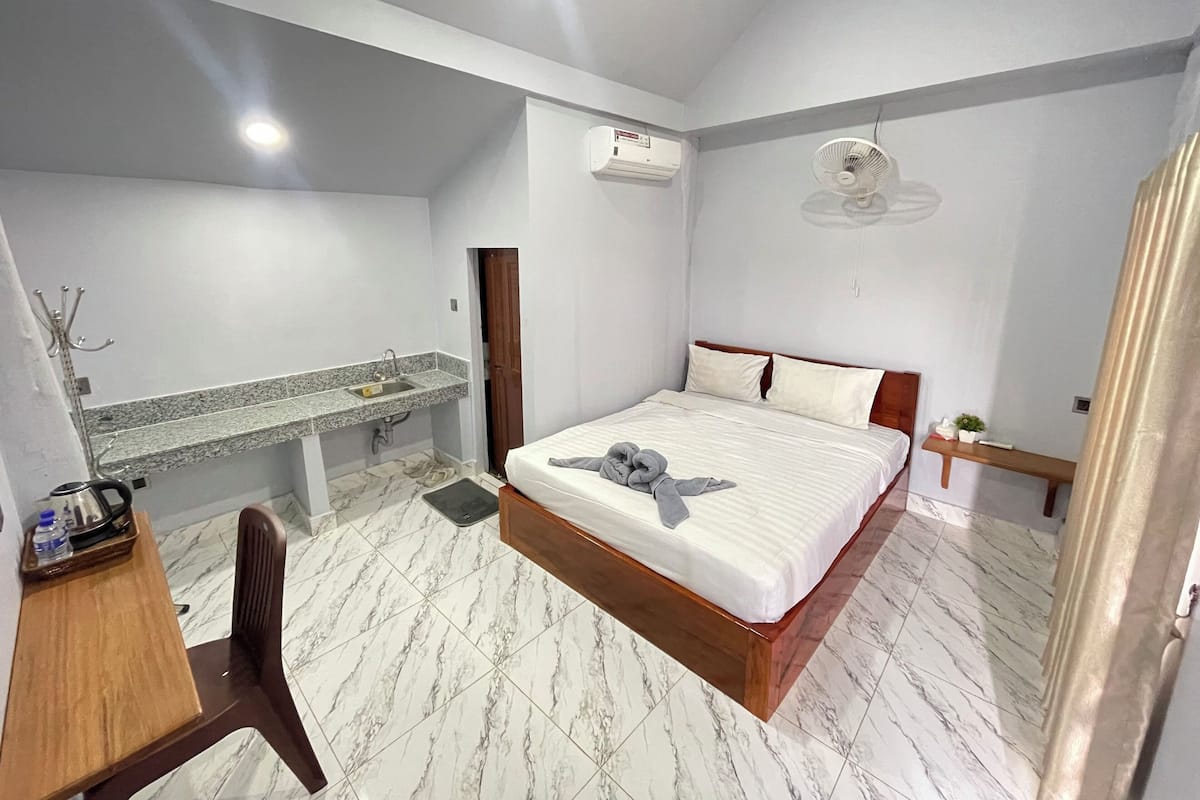 Classic Double Room | Desk