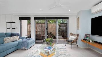 House, 3 Bedrooms, Private Pool | Living room