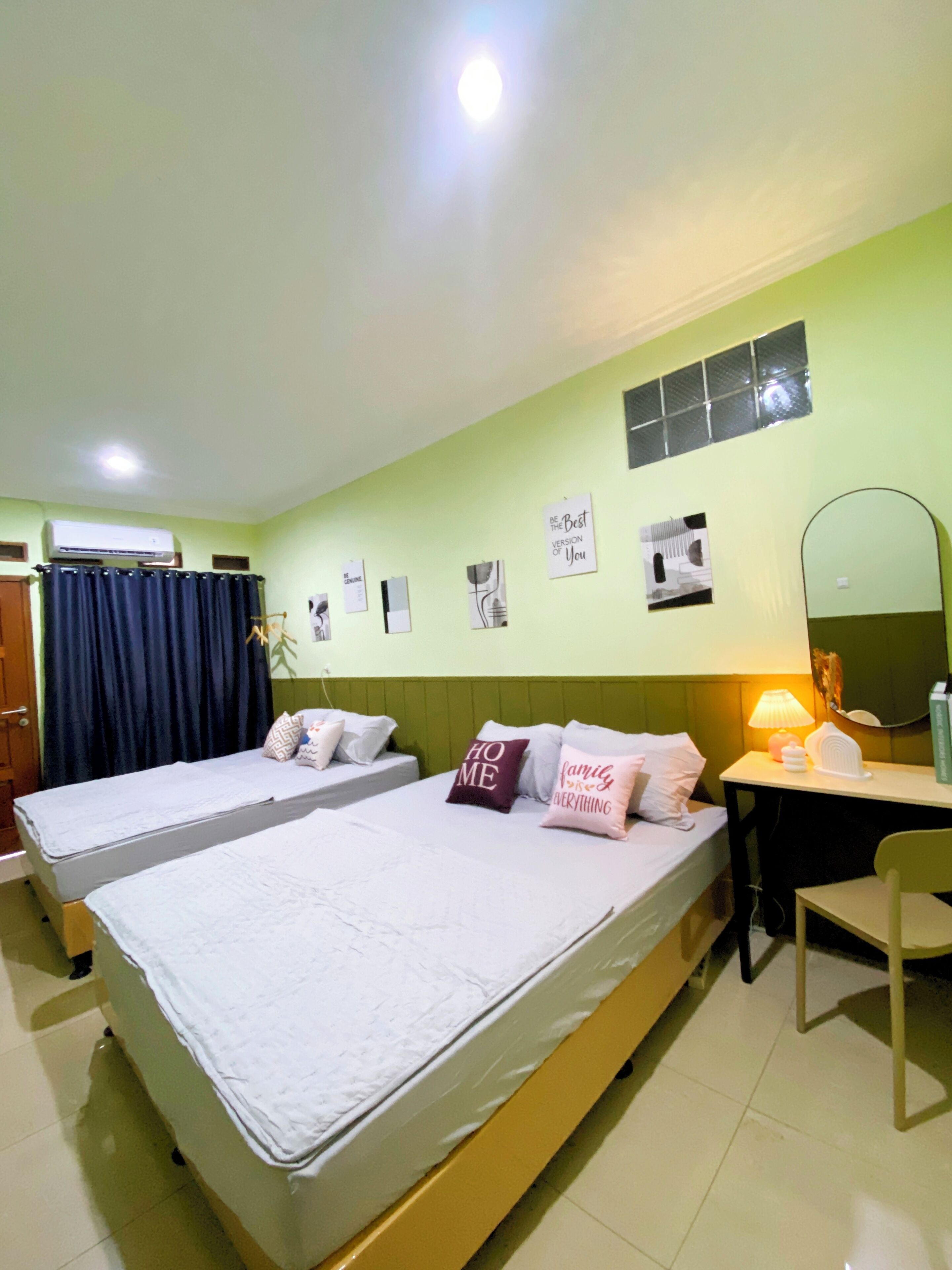 Familienzimmer | Schreibtisch, laptopgeeigneter Arbeitsplatz, kostenloses WLAN