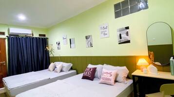 Phòng dành cho gia đình | Bàn, khu vực làm việc phù hợp cho laptop