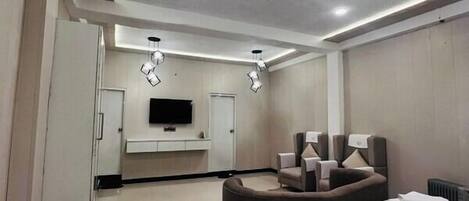 デラックス ダブルルーム 冷房 | 低刺激性寝具、デスク、防音設備、WiFi (無料)