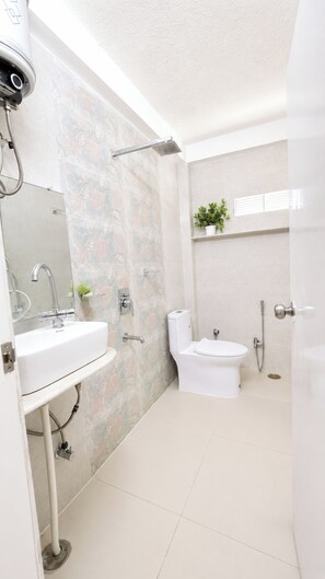 Shower, rainfall showerhead, slippers, bidet - Hotel Hariaksh HomeStay Varanasi (Varanasi)